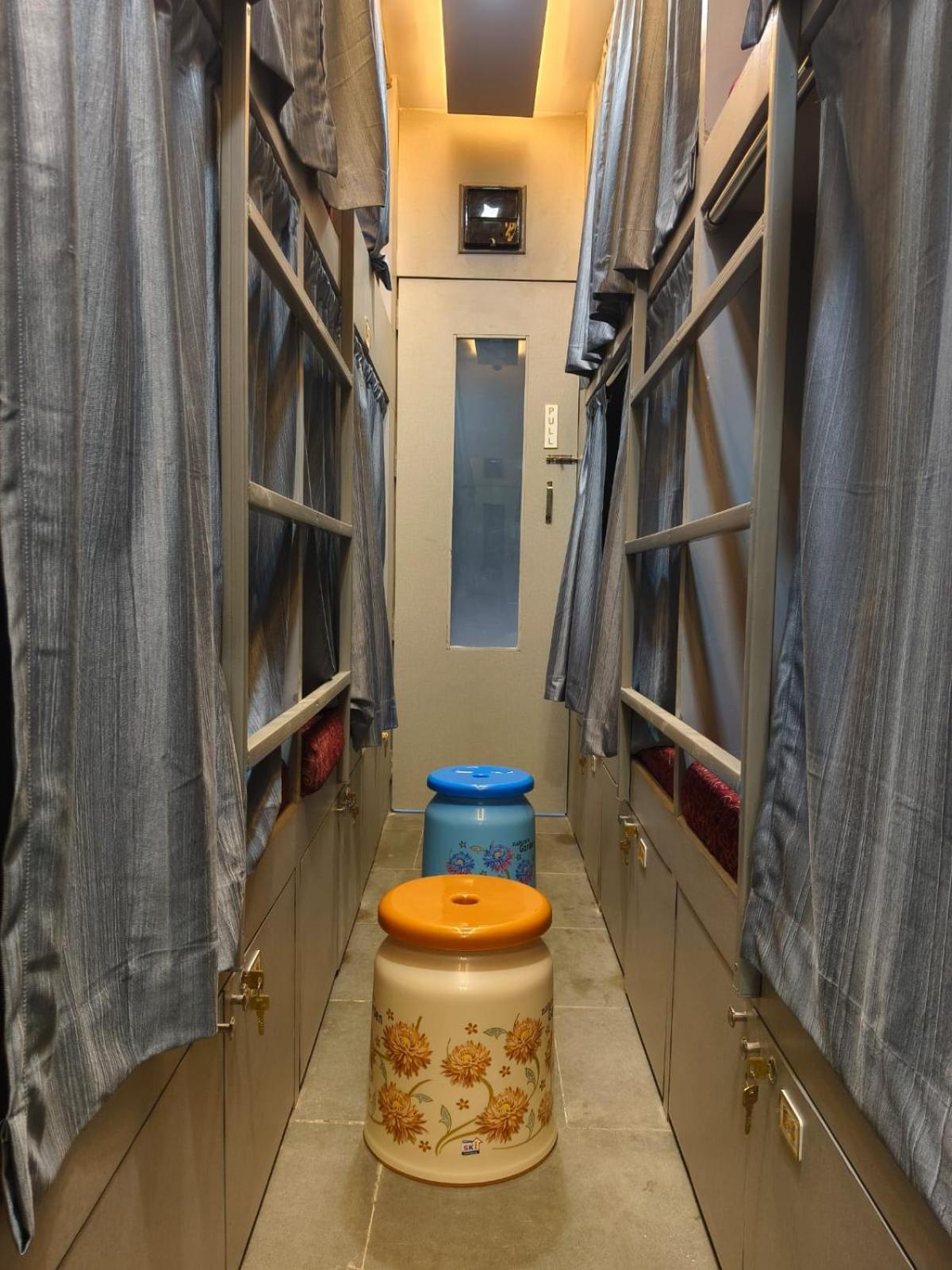 Rest Inn Hostel Dormitory Мумбаи Экстерьер фото